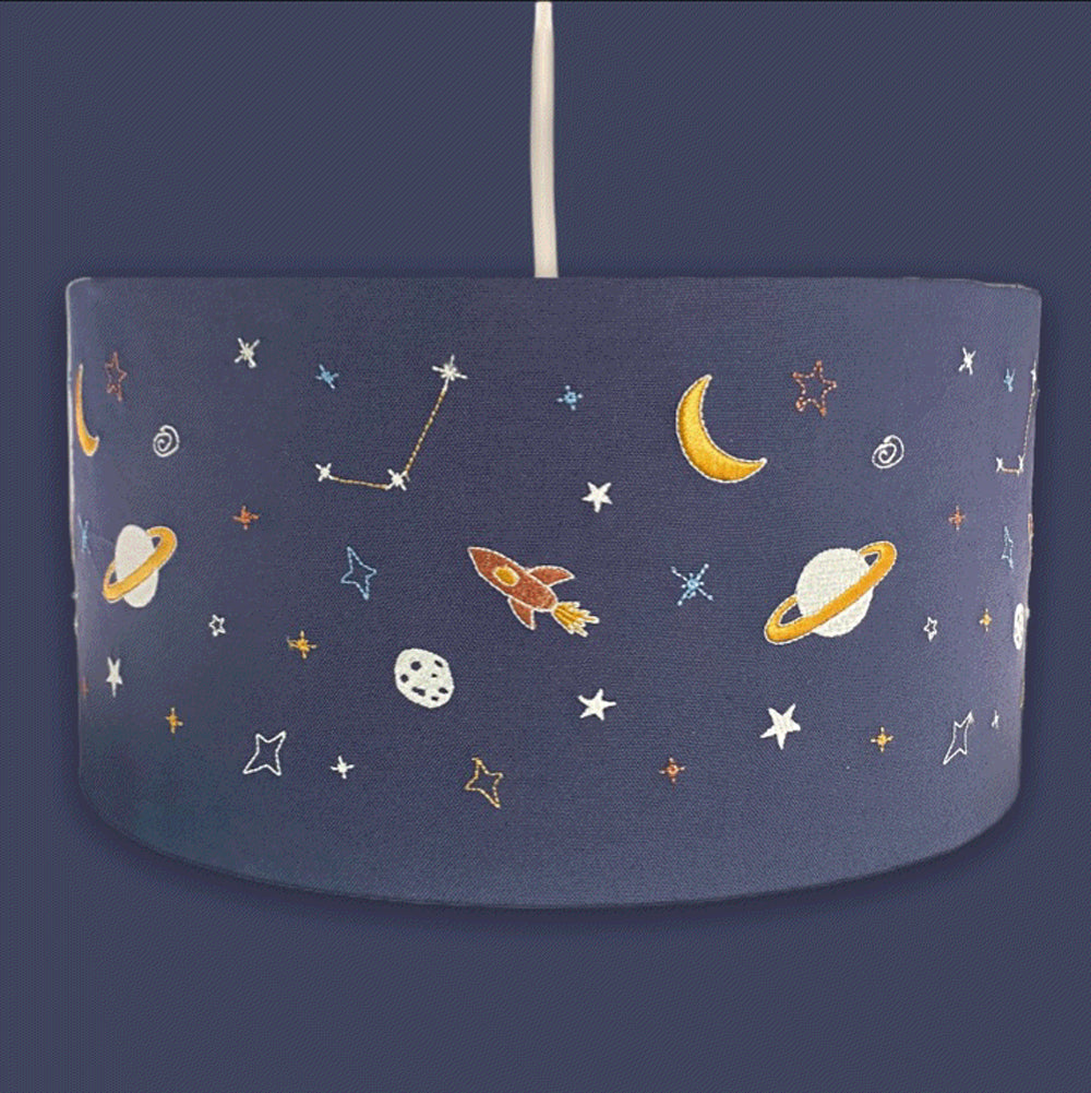 Kinderzimmer Deckenleuchte mit nachtleuchtendem Weltraumdesign, ideal für beruhigende Beleuchtung und fantasievolle Spielräume.