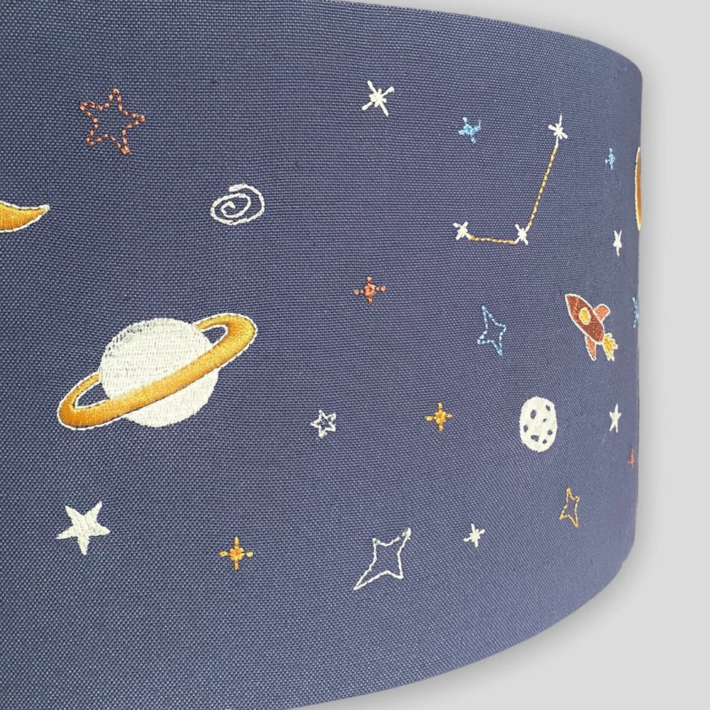 Kinderzimmer Deckenlampenschirm mit nachtleuchtendem Weltraum-Motiv, ideal für Beleuchtung und Deko in der Weltraum Themenwelt.