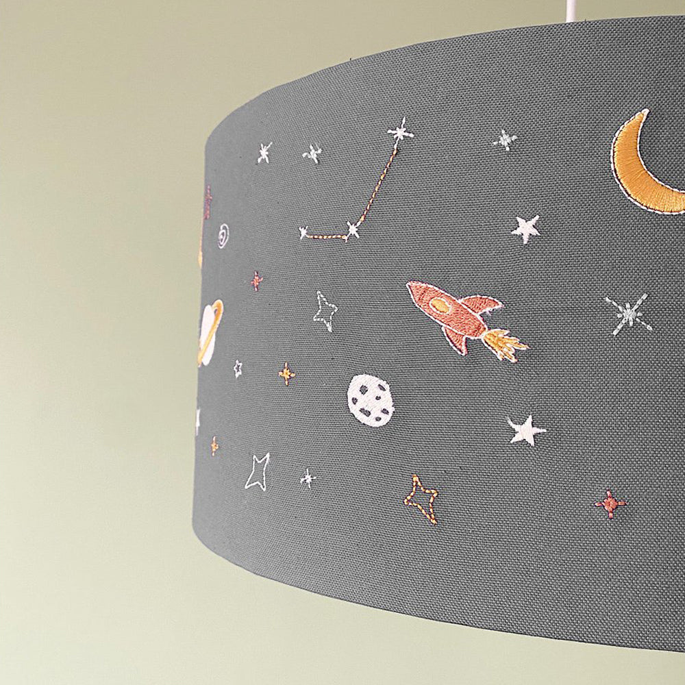 Nachthimmel Lampenschirm Weltraum mit leuchtenden Sternen, Mond und Rakete für Kinderzimmer Beleuchtung & Deko Kinderzimmer Themenwelt Weltraum.