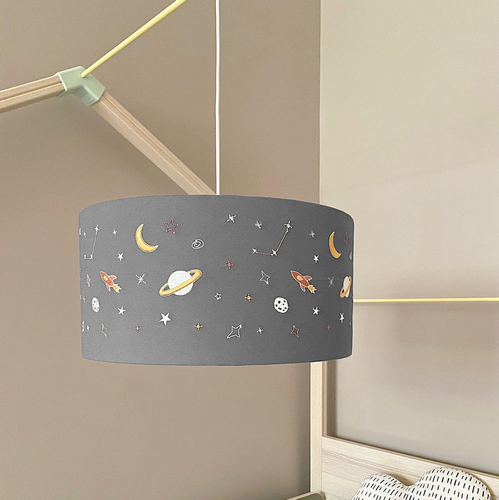 Nachleuchtender Weltraum Lampenschirm als Deckenleuchte für Kinderzimmer, perfekt für Weltraum Themenwelt und gemütliche Nachtbeleuchtung.