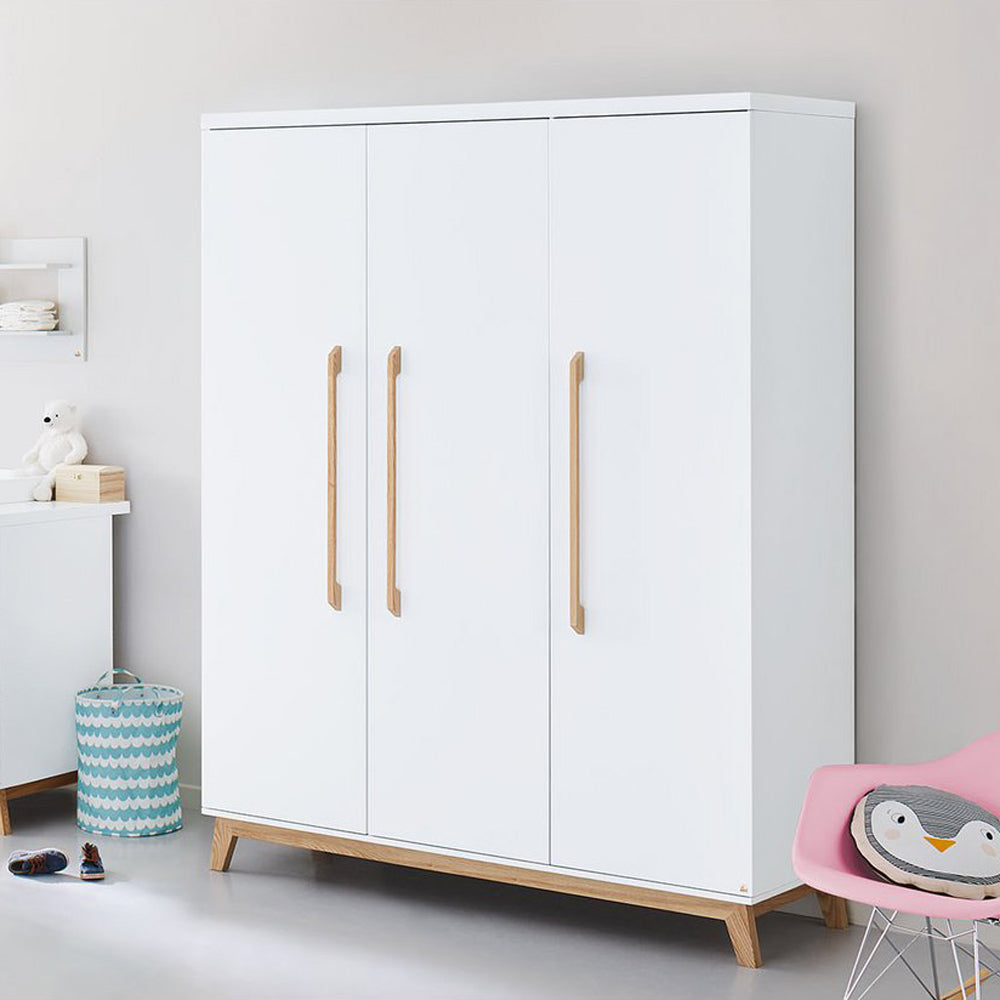 Moderner Kleiderschrank Riva 3-türig aus Kinderzimmer Möbel Kollektion, ideal zur Aufbewahrung im Kinderzimmer, neu und praktisch gestaltet.