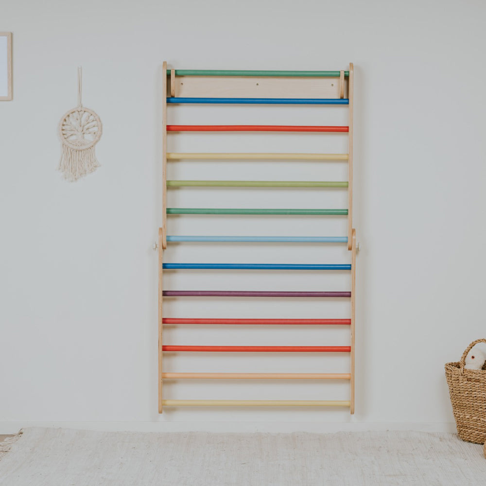 2in1 Kletterdreieck und Sprossenwand aus Holz in Regenbogenfarben, fördert Motorik und Kreativität im Kinderzimmer.