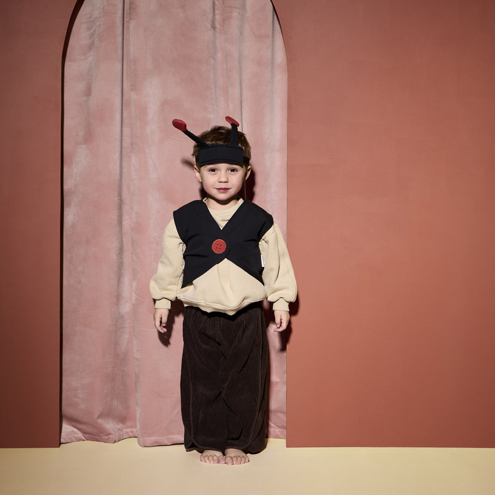 Kind trägt Marienkäfer Kostüm für Kinder 3-5 Jahre, Spielzeug & Spiele, Wald Themenwelt, fröhlich im gelben Kinderzimmer ambiente.