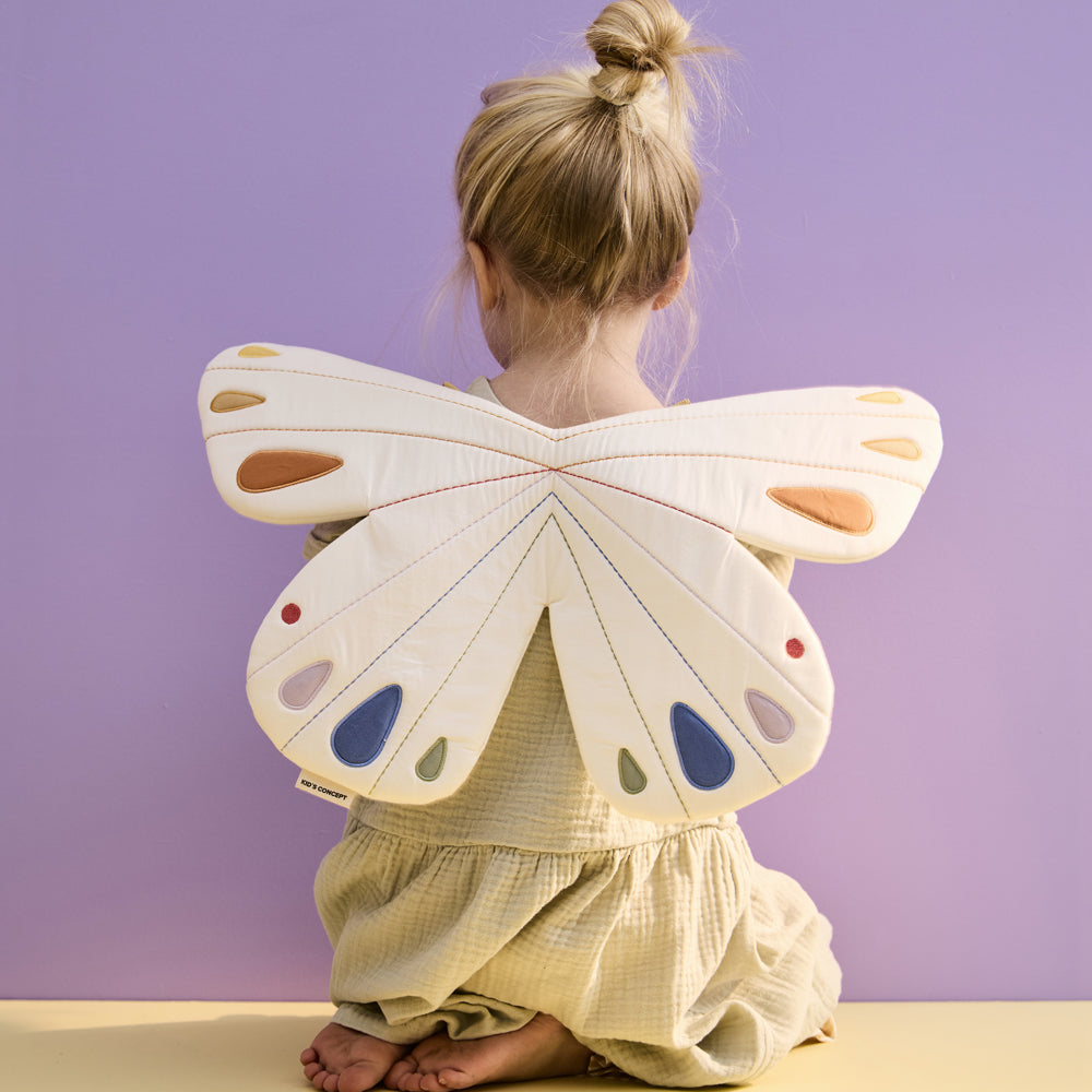 Kind mit hellen Schmetterlingsflügeln als Kostüm, ideales Spielzeug für Kinder 3-5 Jahre aus der Blumenwiese Themenwelt Sammlung