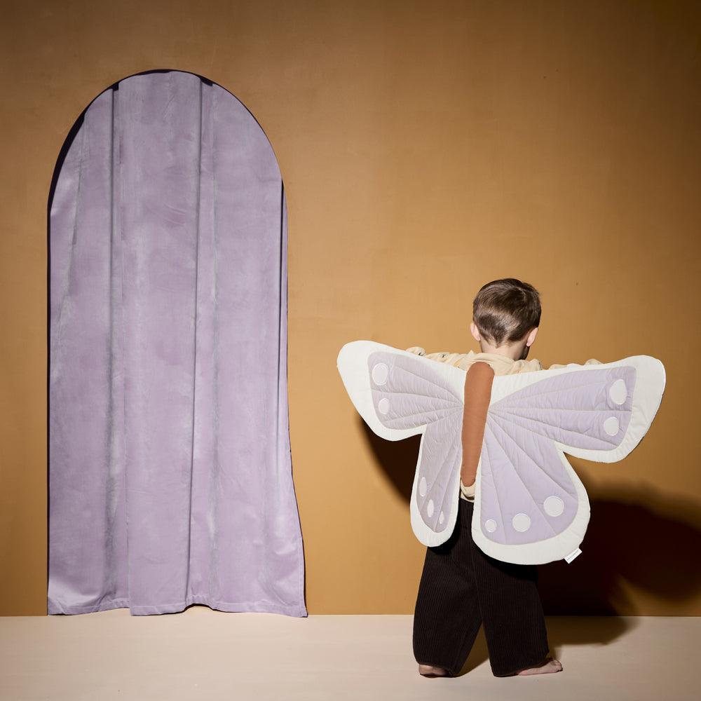 Kind trägt Kostüm Schmetterlingsflügel Maxi, passend für Kinder 3-5 Jahre, ideal für Spiel & Bewegung und festliche Anlässe.