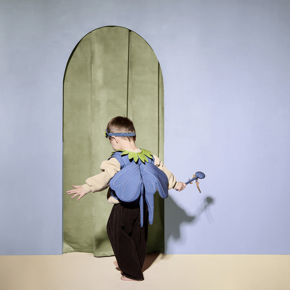 Kind trägt Beeren-Fee Kostüm mit Flügeln und Kopfschmuck in festlicher Wald Themenwelt für Kinder 3-5 Jahre Spielzeug & Spiele Sale Neu