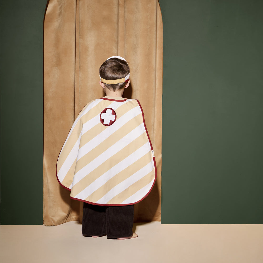 Kind trägt Kostümset Umhang Berufe, Spielzeug & Spiele Kollektion, fördert Spiel & Bewegung für Kinder von 3 bis 5 Jahren.