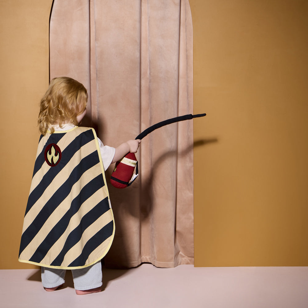 Kind im Kostümset Umhang Berufe mit Zauberstab aus Spielzeug & Spiele für Kinder von 3-5 Jahren, ideal für spielerisches Entdecken.