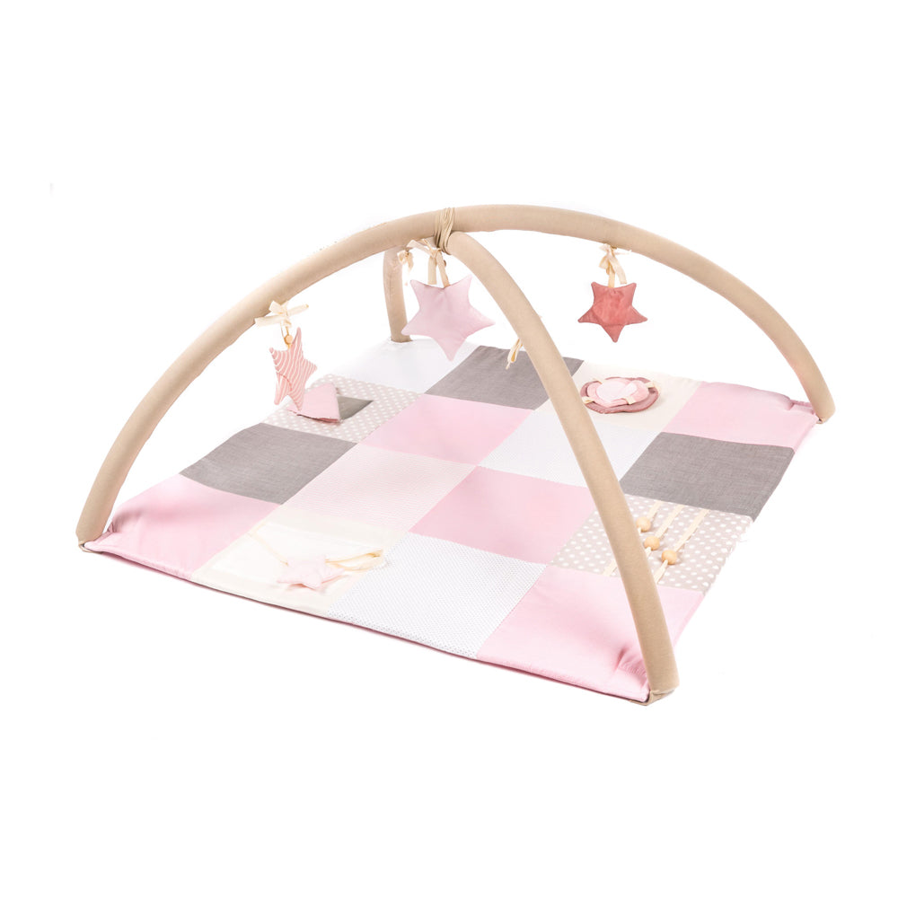 Krabbeldecke in Rosa mit abnehmbarem Spielbogen und weichen Stern-Anhängern für spielerische Förderung von Motorik und Sinne bei Babys.
