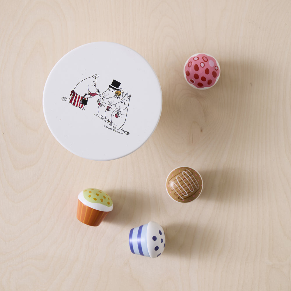 Kinderküche Kuchenständer-Spielset Moomin aus Holz mit 5 Teilen, bunt bemalt, Motorik- und Holzspielzeug für kreatives Spielen.