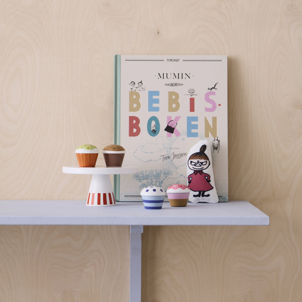 Holz-Spielset mit Moomin Motiv, 5-teilig, inkl. Kuchenständer und Figuren, ideal für Kinderküche und motorisches Spielzeug.