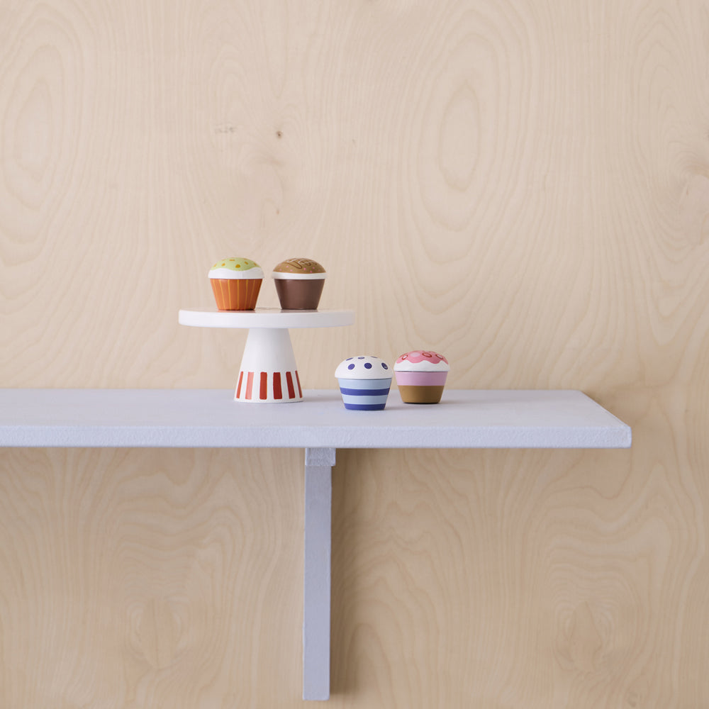 Kinderküche Holzspielzeug mit 5-teiliger Kuchenständer-Spielset Moomin, perfekt für Motorik, Geschenkideen und festliche Momente vor Weihnachten.