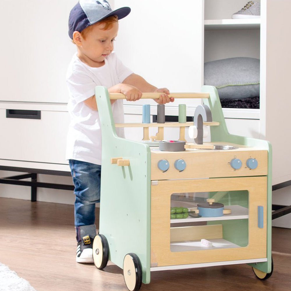 Kind spielt mit 6-teiliger rollbarer Spielküche aus Holz im Kinderzimmer, ideal für Spielmöbel und Kinderküchen Zubehör Sammlung.