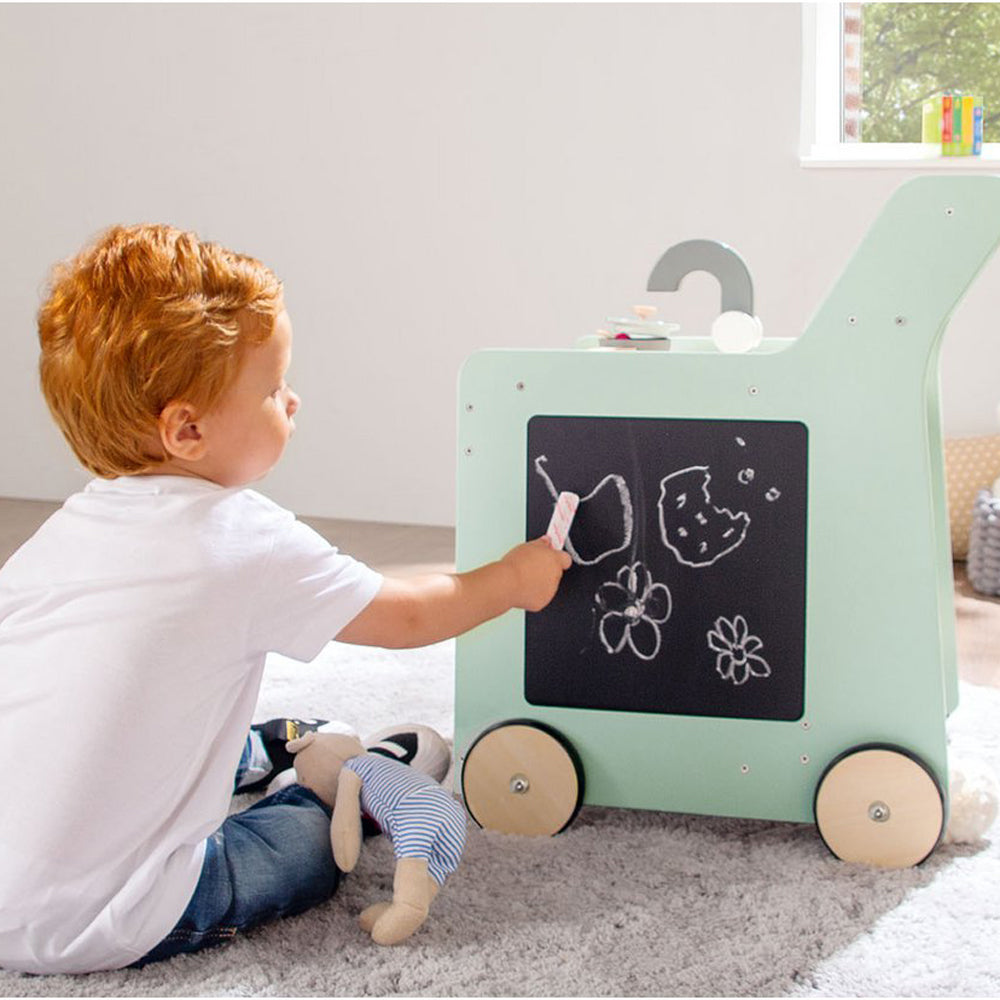 Kind malt auf rollbare Spielküche mit Tafel, Spielmöbel für Kinder aus der Sammlung Spielzeug & Spiele und Kinderküchen & Zubehör.