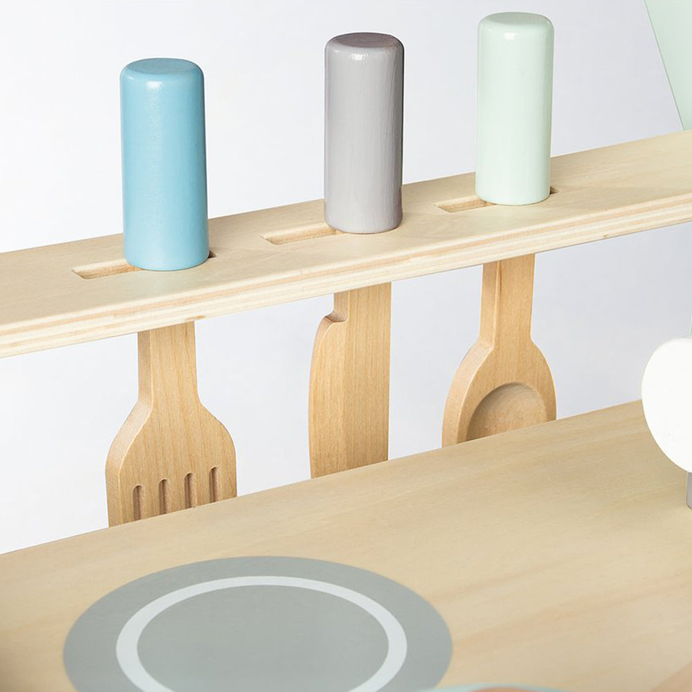 Detailaufnahme von Holzspielzeugküchenzubehör mit Salz- und Pfefferstreuern, passend zu Kinderküchen & Spielmöbeln für Spielzeug & Spiele.