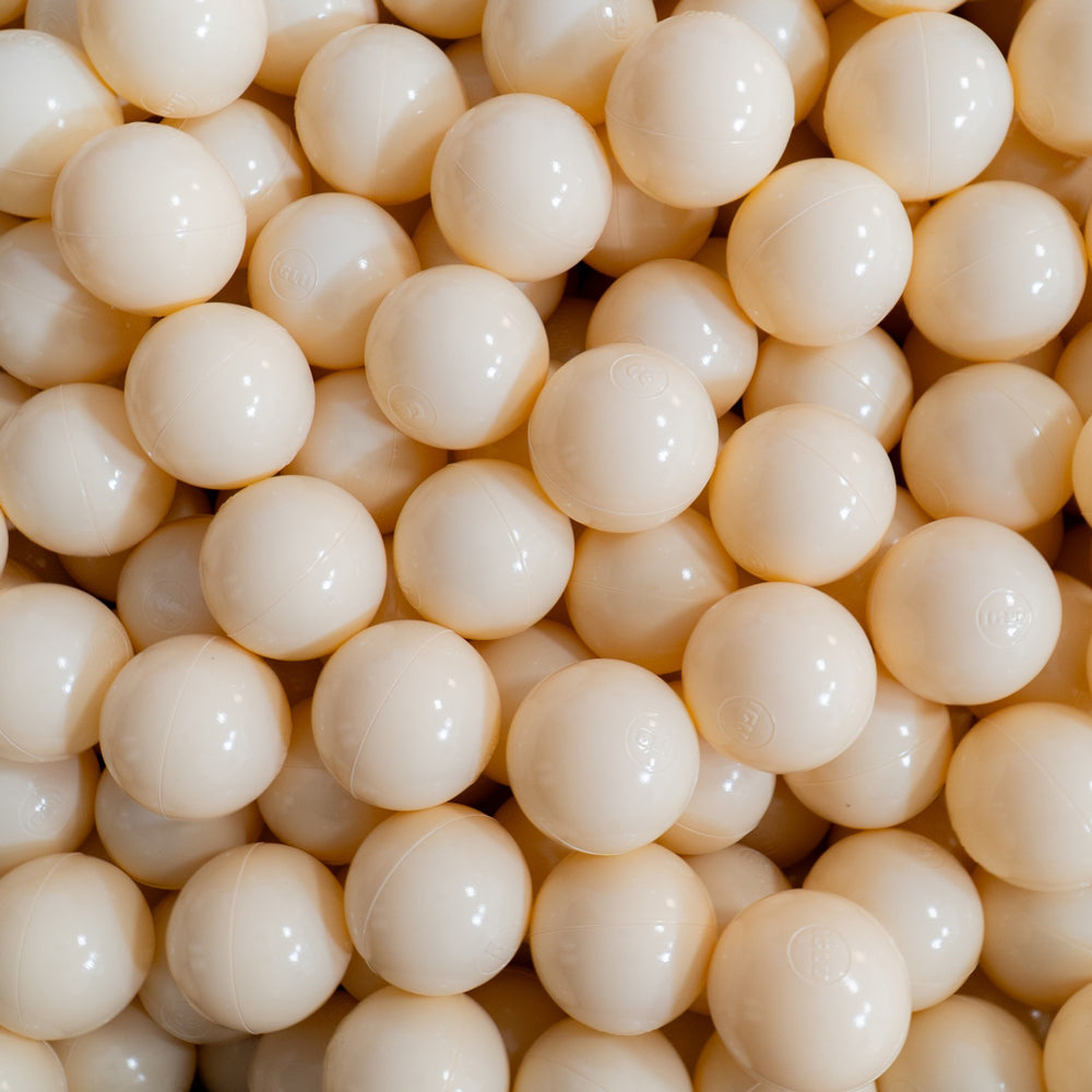 500 hochwertige, beige Kunststoffbälle für Bällebad, 7 cm Durchmesser, sicher, langlebig und ideal zur Förderung der Motorik bei Kindern.