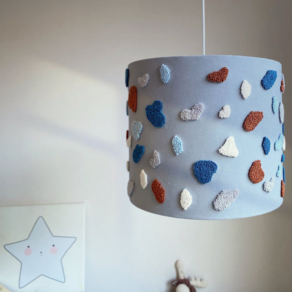 Kinderzimmer Hängelampe mit Terrazzo-Muster, sanftes Licht, ideal für Beleuchtung und Dekoration im Kinderzimmer Accessoires & Deko Bereich.