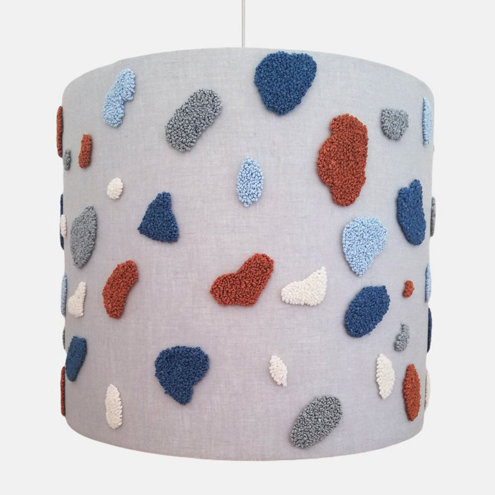 Kinderzimmer Hängelampe mit buntem Terrazzo-Muster, Leinenstoff und Metallrahmen, ideal für Beleuchtung und Deko im Kinderzimmer.