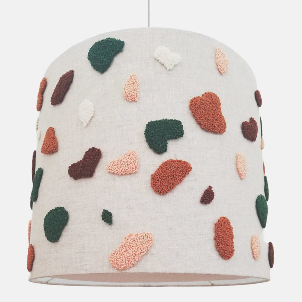 Kinderzimmer Hängelampe mit Terrazzo-Muster aus Baumwolle und Leinen, ideal für Beleuchtung und Deko im Kinderzimmer.