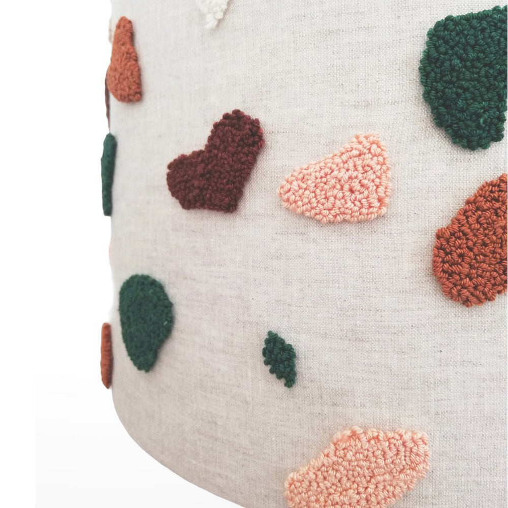 Nahaufnahme des Lampenschirms mit handgefertigtem Terrazzo-Muster aus Leinen, ideal für Beleuchtung und Deko im Kinderzimmer.