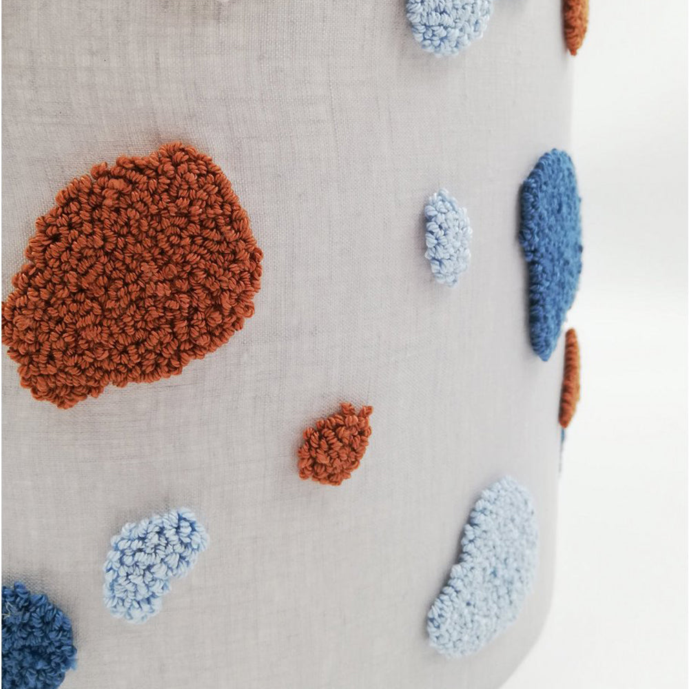 Weicher Lampenschirm mit buntem Terrazzo-Muster aus Baumwolle und Leinen, ideal für Beleuchtung und Deko im Kinderzimmer.