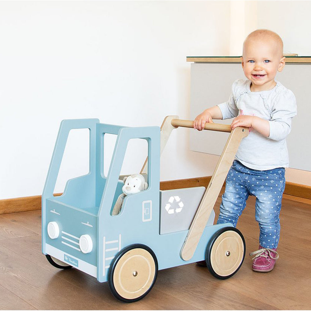 Kleinkind nutzt Lauflernwagen Kipplaster mit Bremssystem und kippbarer Mulde aus der Kollektion Spielzeug & Spiele für mehr Bewegung.