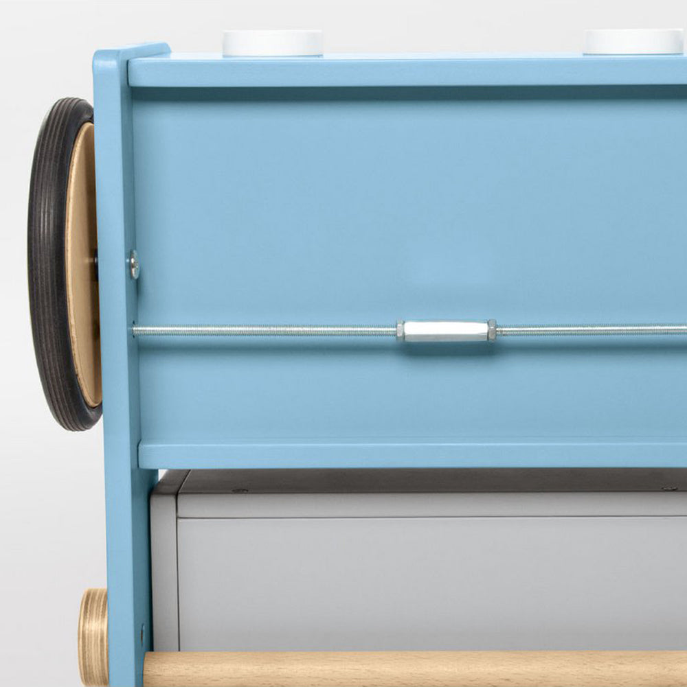 Detailaufnahme Lauflernwagen Kipplaster mit Bremssystem aus der Kollektion Fahrzeuge & Transport Themenwelt für Spiel & Bewegung Kinder