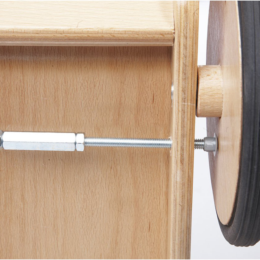 Detailaufnahme vom Bremssystem und Rad des Lauflernwagens aus Buche aus der Themenwelt Spiel & Bewegung Kinder.