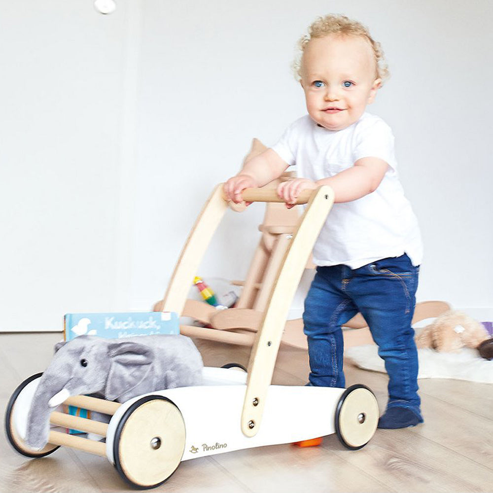 Kleinkind nutzt Lauflernwagen mit Bremssystem aus Buche, ideal für Spiel & Bewegung Kinder in der Themenwelt Fahrzeuge & Transport.