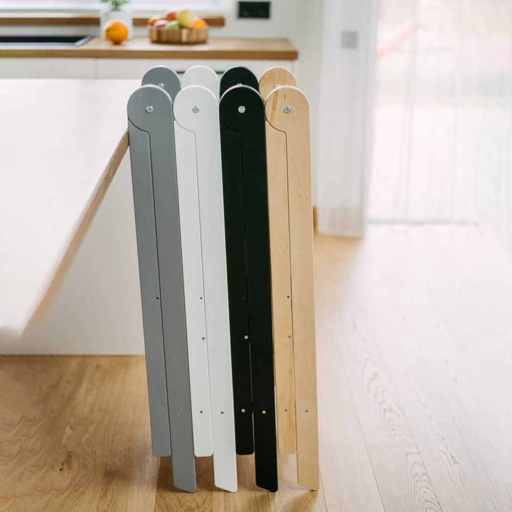 Klappbarer und höhenverstellbarer Lernturm aus Holz in verschiedenen Farben, ideal für Spielmöbel und Montessori Spiel & Bewegung Kinder.