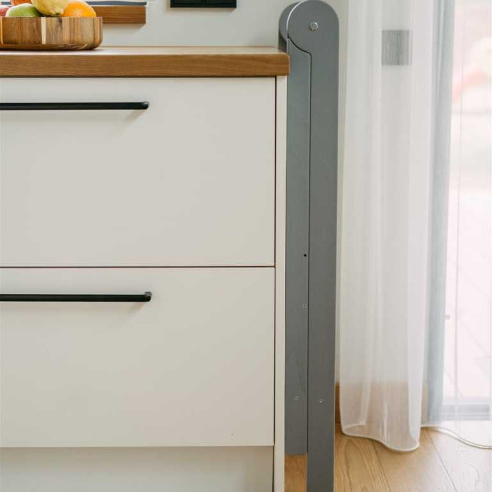 Klappbarer und höhenverstellbarer Lernturm aus Holz mit abnehmbarer Sicherheitsschiene, ideal für Spielmöbel und Montessori Kinderzimmer.