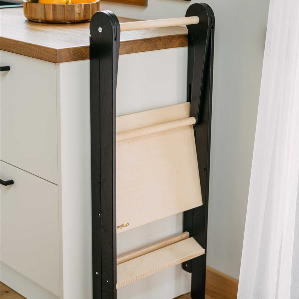 Klappbarer und höhenverstellbarer Lernturm aus Holz mit abnehmbarer Sicherheitsschiene ideal für Spielmöbel und Montessori Kinderzimmer.