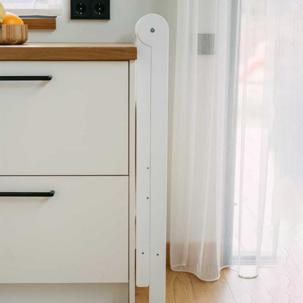 Klappbarer und höhenverstellbarer Lernturm aus Holz mit abnehmbarer Sicherheitsschiene, ideal für Spielmöbel und Montessori Kinderzimmer.