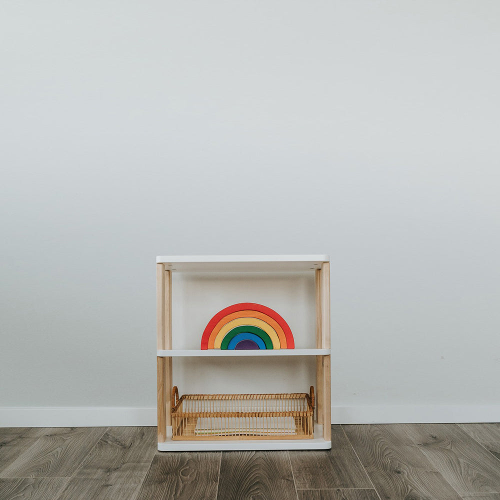 Modernes modulares Montessori-Regal aus Birkenholz mit drei Ablagen, ideal zur Aufbewahrung im Kinderzimmer und für festliche Favoriten.