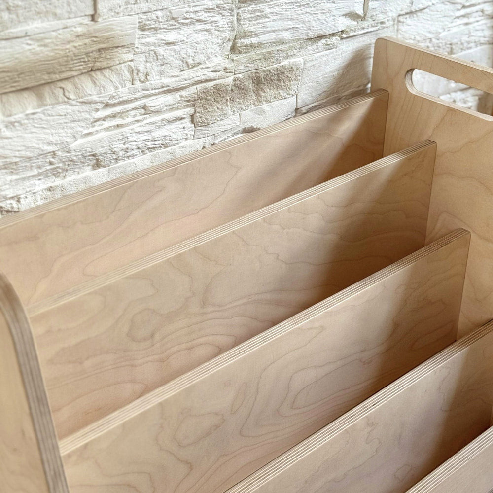 Handgefertigtes Montessori Bücherregal aus Holz mit Feinschliff, ideal für Kinderzimmer Möbel und Aufbewahrung im Kinderzimmer.