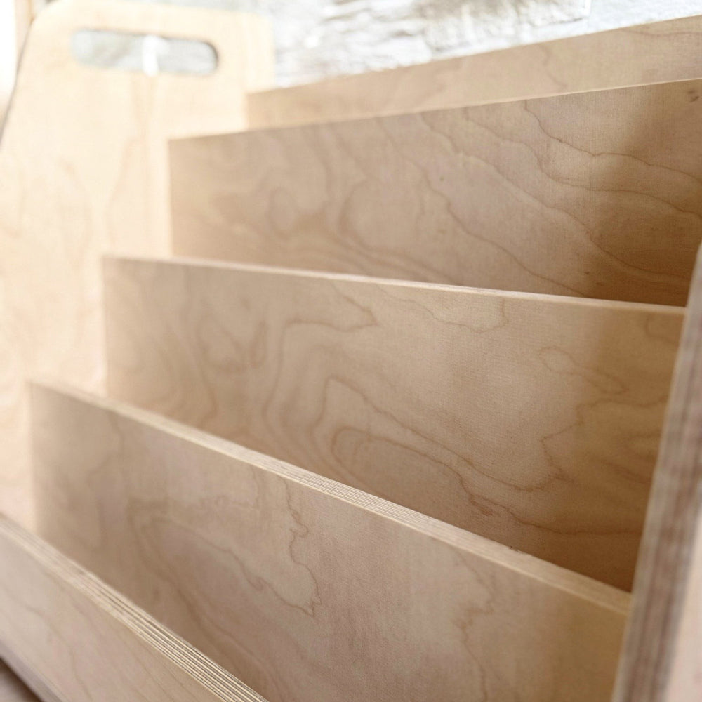 Handgefertigtes Montessori Bücherregal aus Holz mit feinem Schliff, ideal für Kinderzimmer Möbel und Aufbewahrung im Kinderzimmer.
