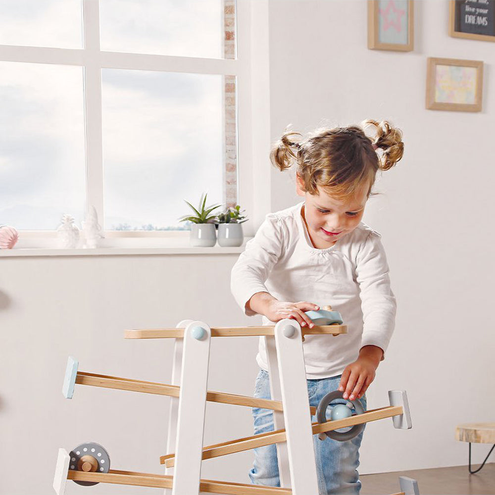 Glückliches Kind spielt mit Kugelbahn Motorikspielzeug aus Holz, ideal für Spiel & Bewegung Kinder und Motorik- & Holzspielzeug Neuheiten.