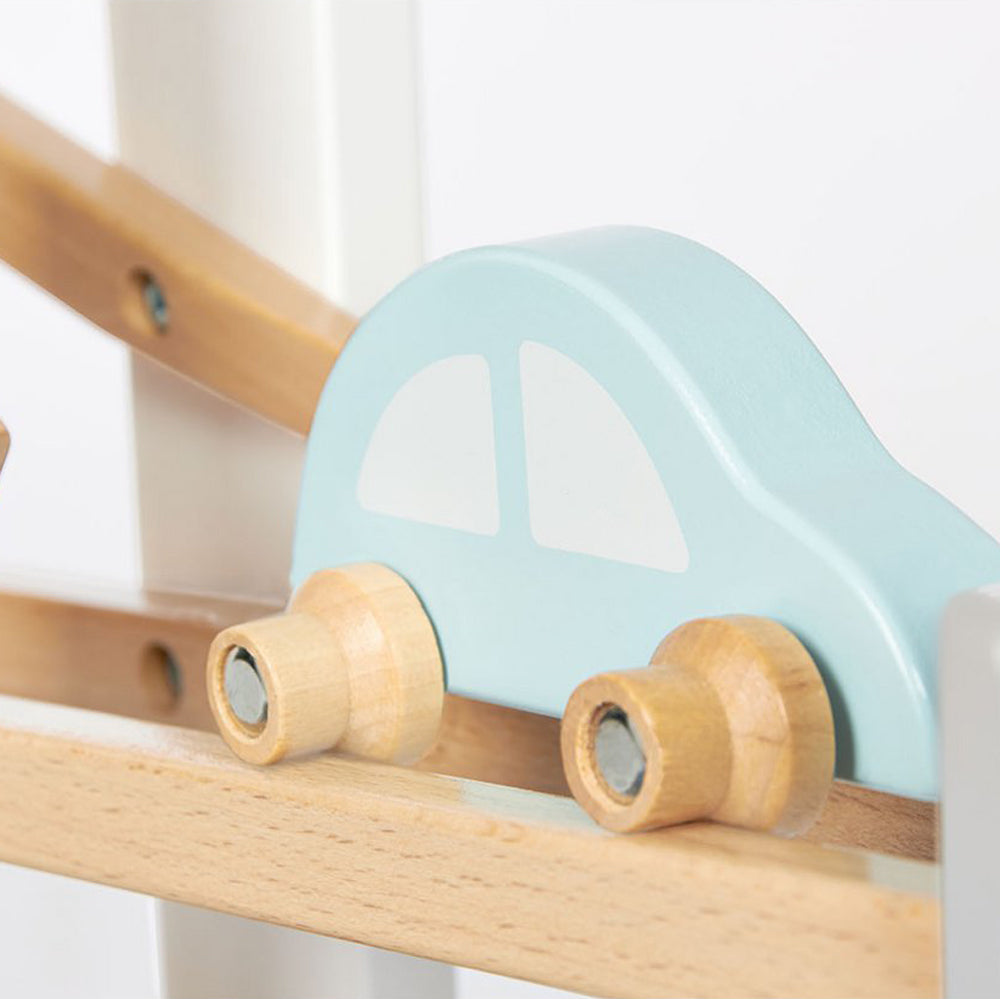 Nahaufnahme eines blauen Holzautos mit natürlichen Rollen im Kugelbahn Motorikspielzeug aus Spielzeug & Spiele, Motorik- & Holzspielzeug.