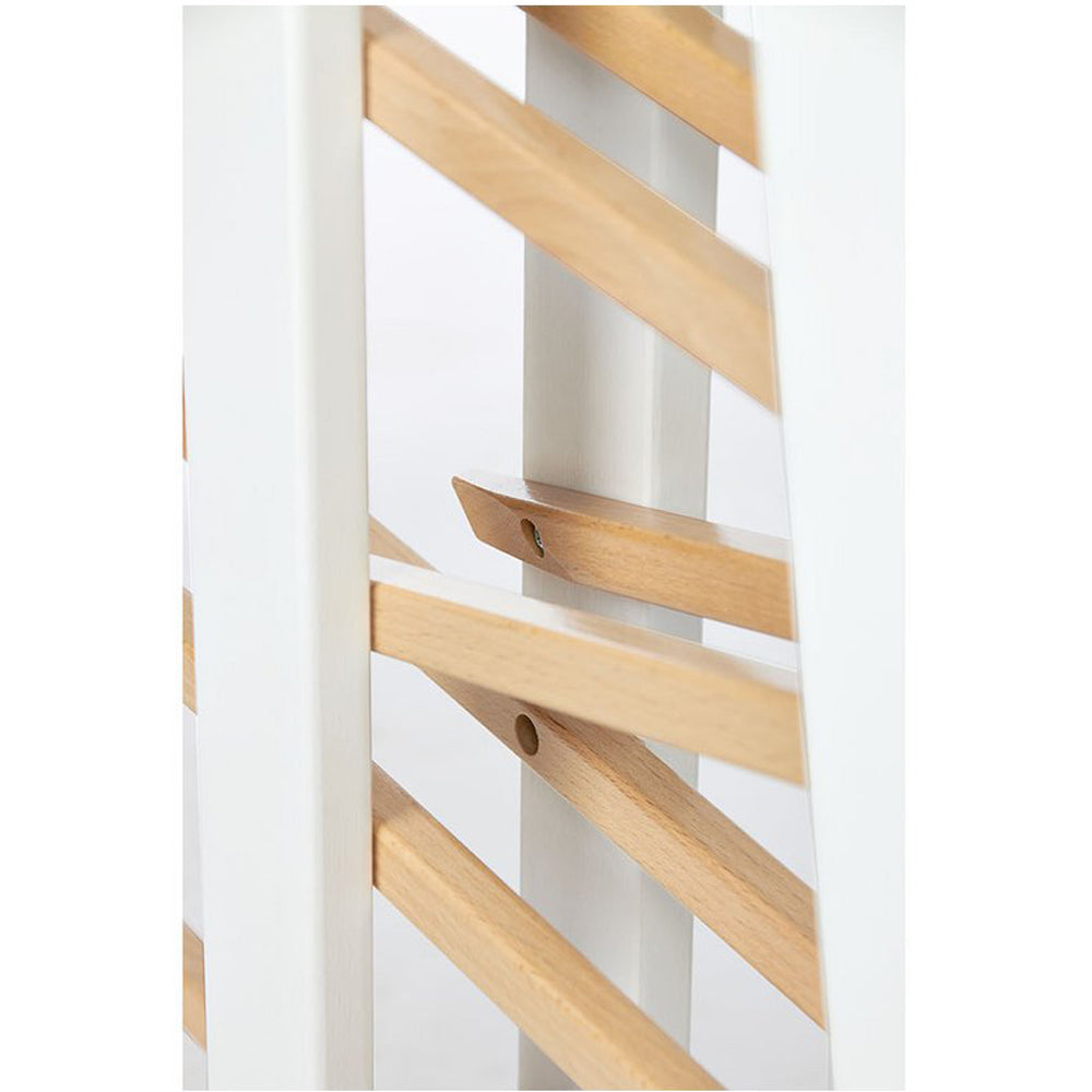 Nahaufnahme eines Kugelbahn Motorikspielzeugs aus Holz mit schrägen Rollelementen, ideal für Spiel & Bewegung Kinder Neu Produkte.