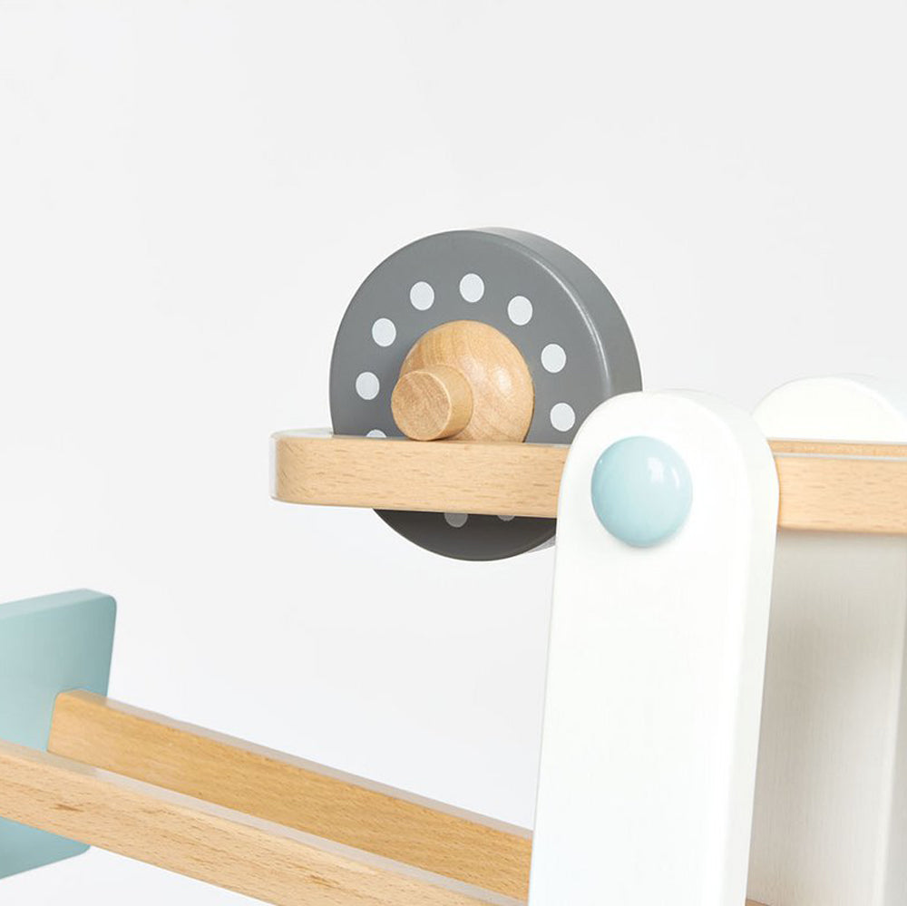 Nahaufnahme eines bunten Kugelbahn Motorikspielzeugs aus Holz aus der Spielzeug & Spiele Kollektion für Kinderzimmergestaltung und Geschenkideen.