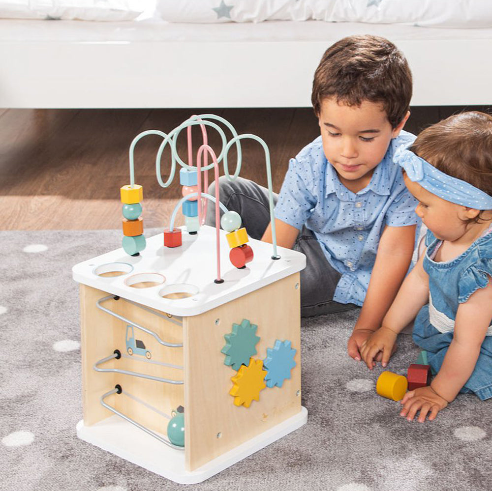 Kinder spielen mit Motorikwürfel aus Linde Holz, ideal für Spiel & Bewegung Kinder, Motorik- & Holzspielzeug, Geschenke und Neuheiten.