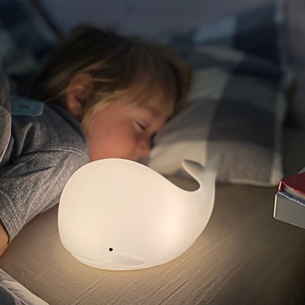 Weißes Silikon-Nachtlicht in Walform mit Fernbedienung, leuchtet in 7 Farben, ideal für Kinderzimmer-Deko und sanfte Beleuchtung bei Nacht.