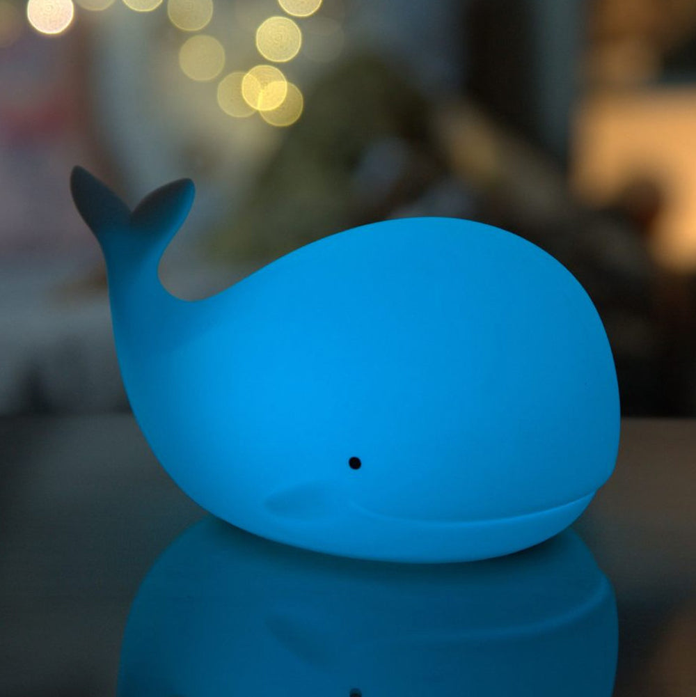 Nachtlicht Wal aus Silikon in Weiß, leuchtet in 7 Farben, ideal für Kinderzimmer, Meer Themenwelt und als dekorative Kinderzimmerbeleuchtung.