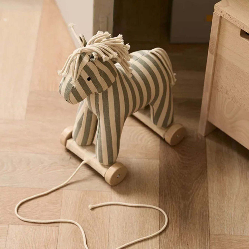 Nachziehpferdchen aus Holz und Baumwolle mit Streifenmuster, ideales Spielzeug aus der Tierwelt Themenwelt für kleine Kinder.