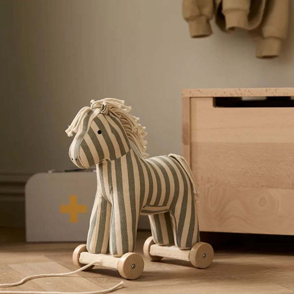 Nachziehpferd aus Holz und Baumwolle, spielerisches Geschenk aus der Spielzeug & Spiele Sammlung für Kinderförderung und Tierwelt Themenwelt.