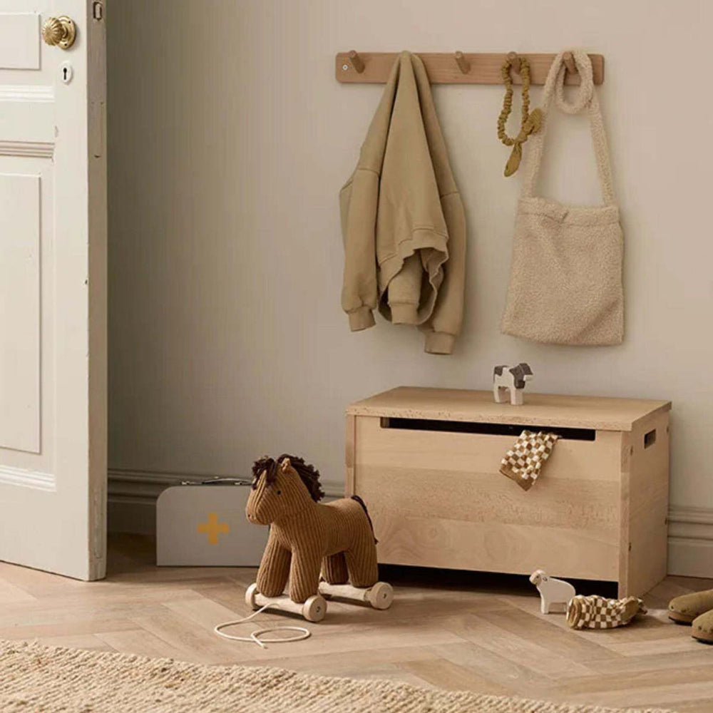 Nachzieh-Pferdchen aus Holz und Baumwolle im Kinderzimmer mit Aufbewahrungsbox, spielerisch aus Spielzeug & Spiele, Tierwelt Themenwelt.