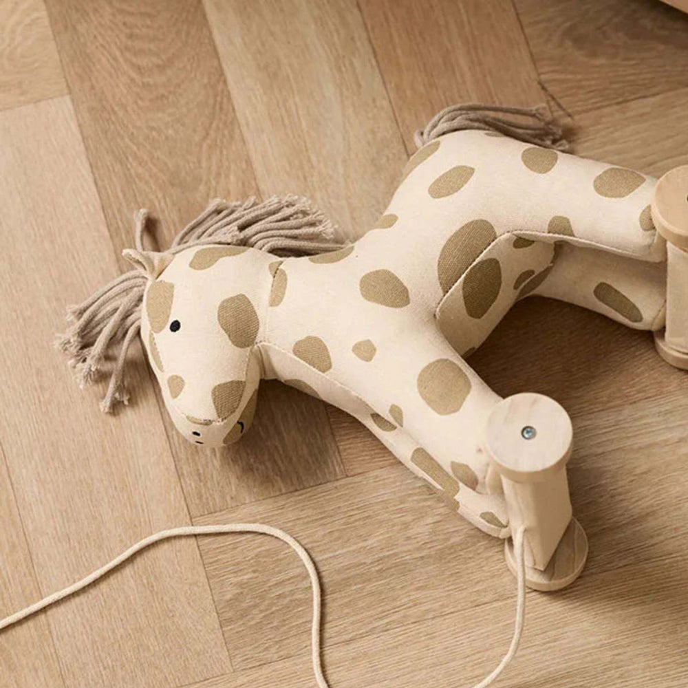 Nachziehpferdchen aus Holz und Baumwolle in Naturtönen, ideales Spielzeug für Kinder aus Spielzeug & Spiele und Tierwelt Themenwelt.