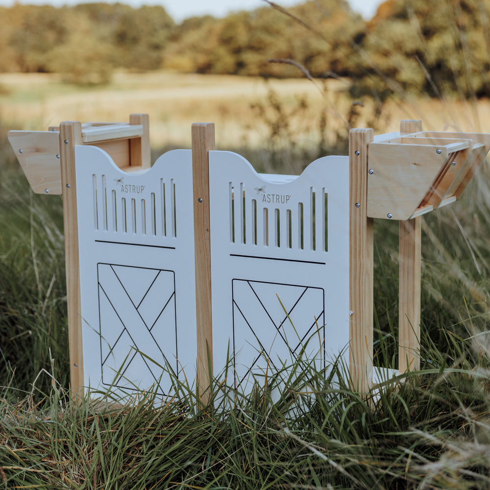 Pferdebox für 4 Steckenpferde aus Holz in natürlicher Optik, ideal für Spielzeug & Spiele, Hobby Horsing und Tierwelt Themenwelt.