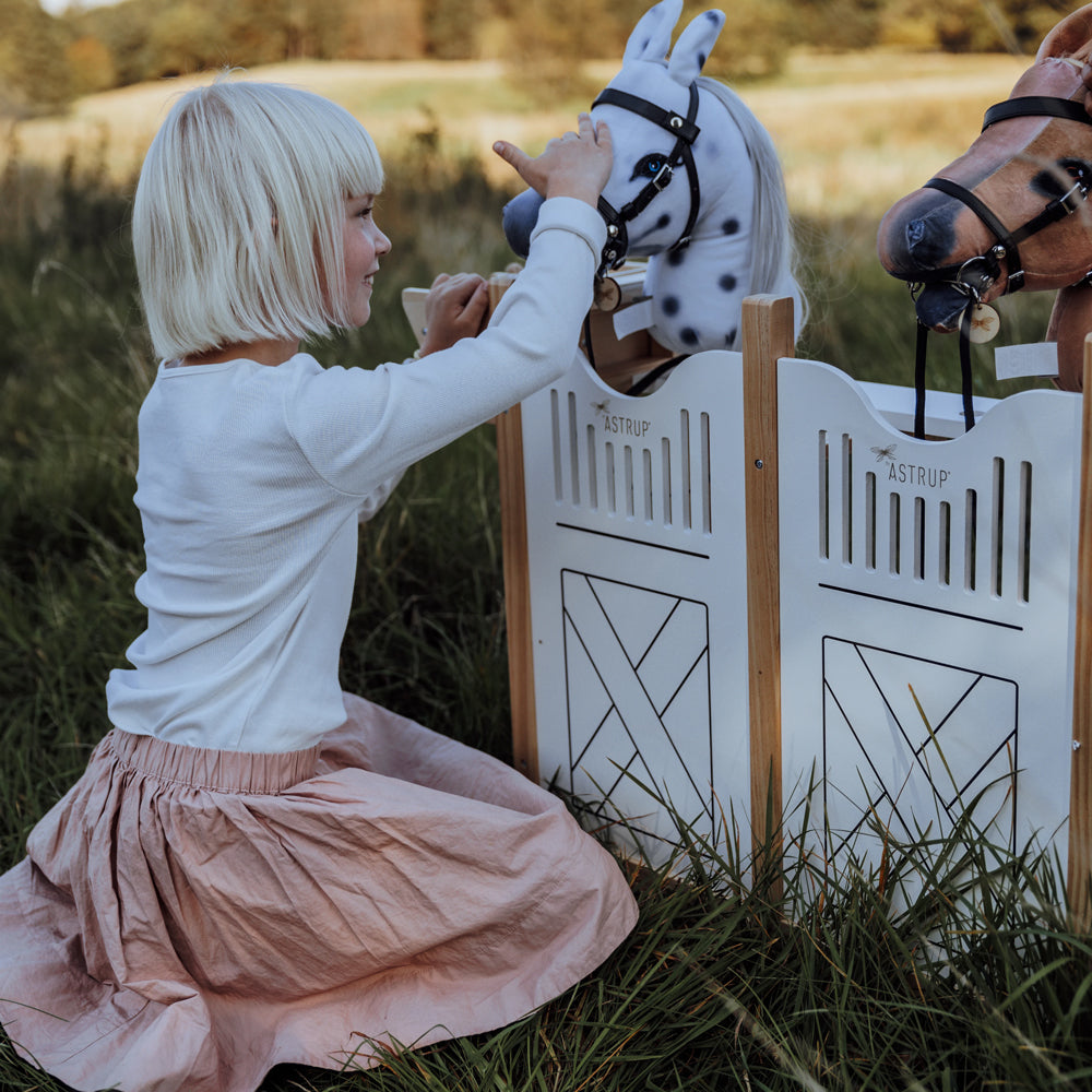 Kind spielt mit Pferdebox für 4 Steckenpferde aus der Hobby Horsing Kollektion in Spielzeug & Spiele Tierwelt Themenwelt.