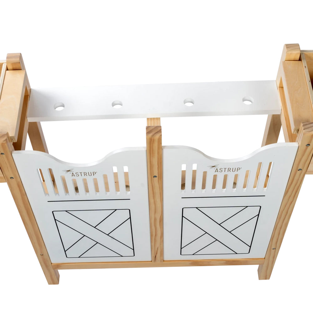 Pferdebox aus Holz für 4 Steckenpferde, ideal für Hobby Horsing, Spielzeug & Spiele, tierische Themenwelt im Kinderbereich.